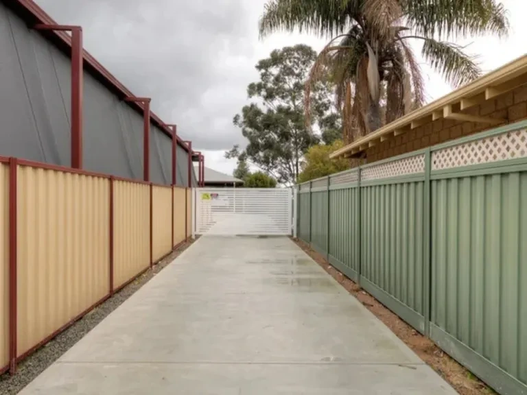 berwick-colorbond-fencing-backyard